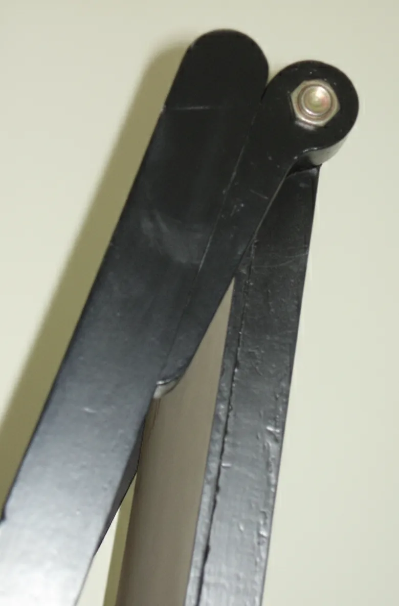 两张需要修复的旧扶手椅，经典家具