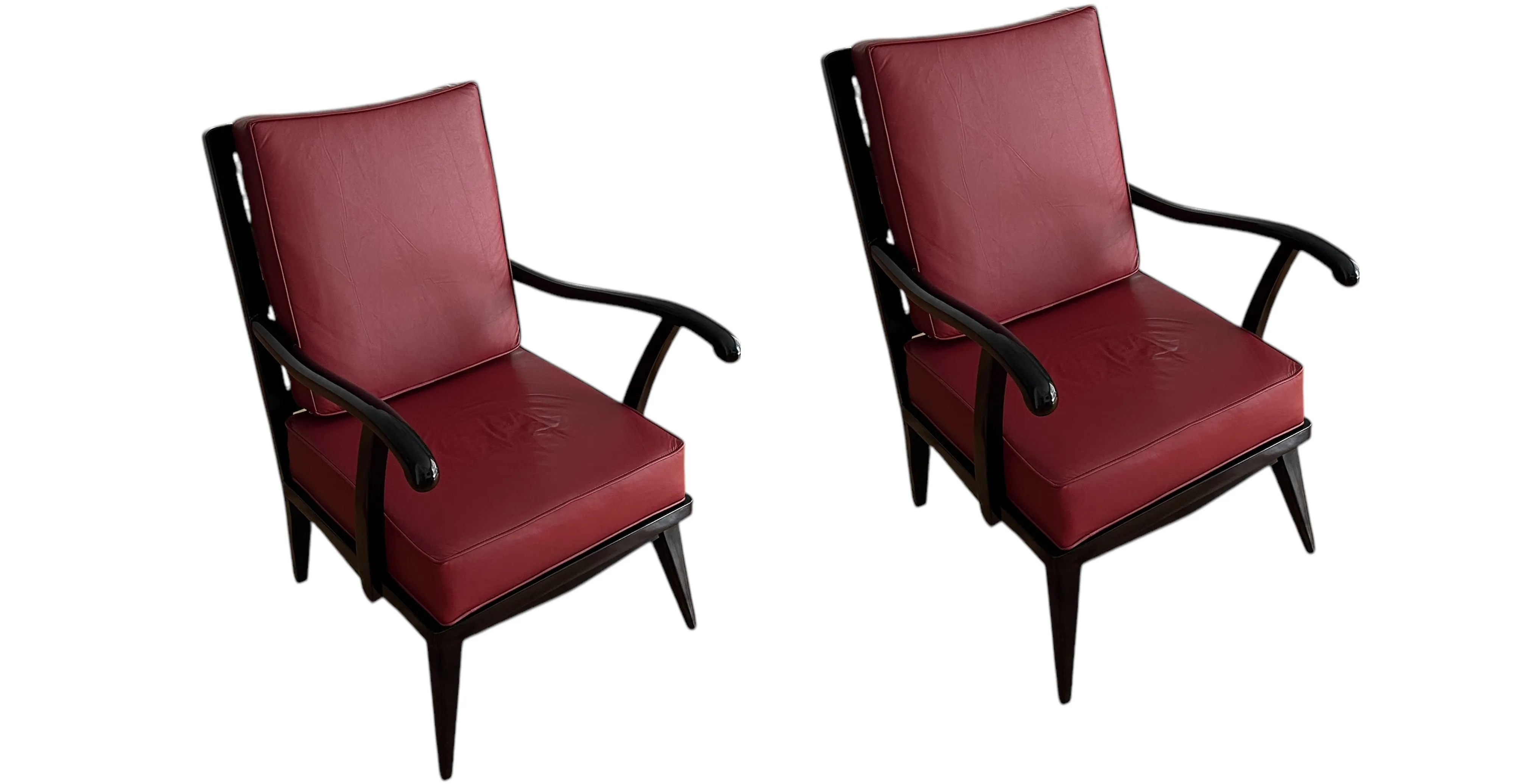 Deux fauteuils anciens dans un cadre chaleureux