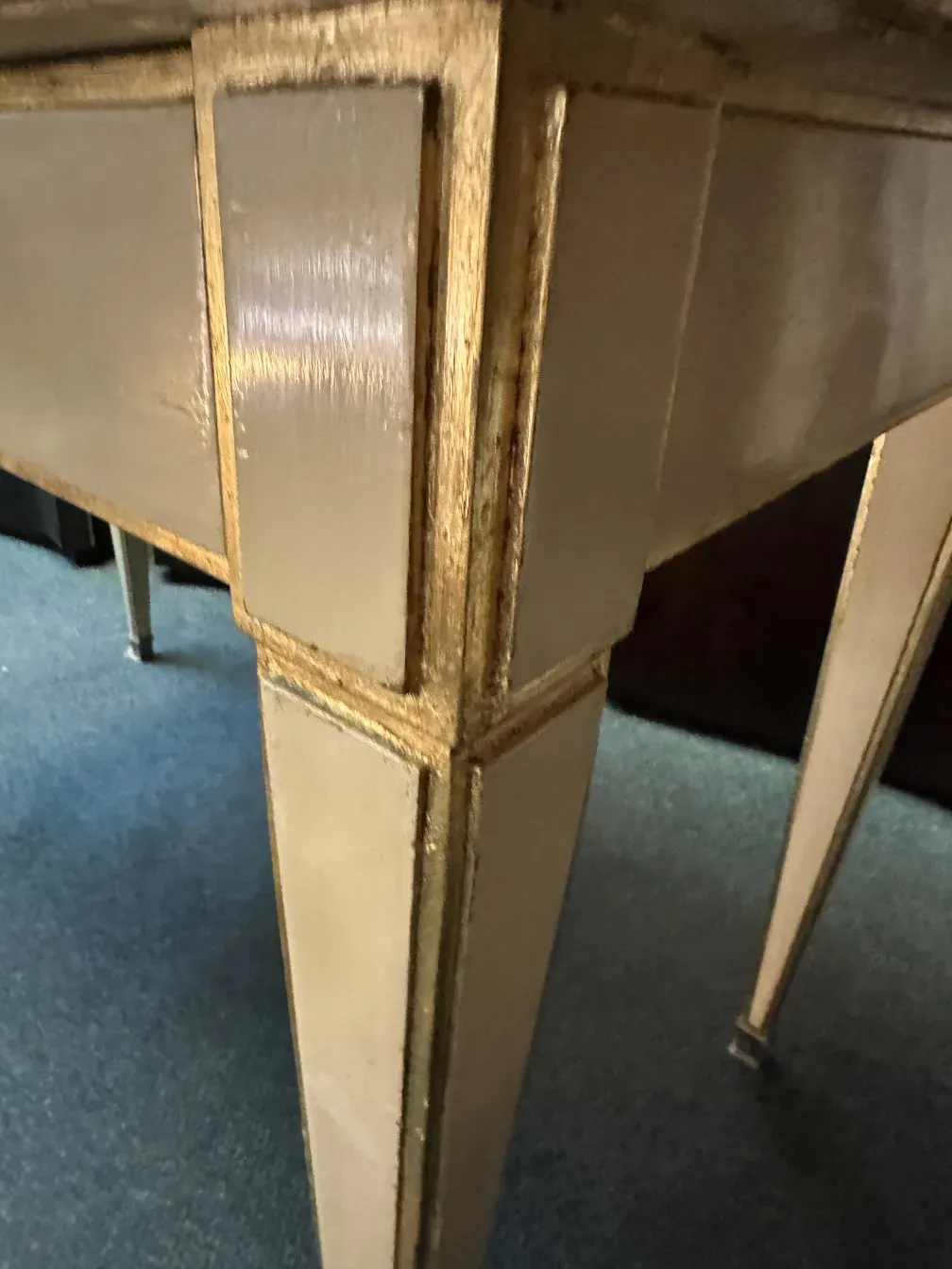 Escritório antigo do Hotel Alvear Palace na Argentina, com detalhes em dourado.