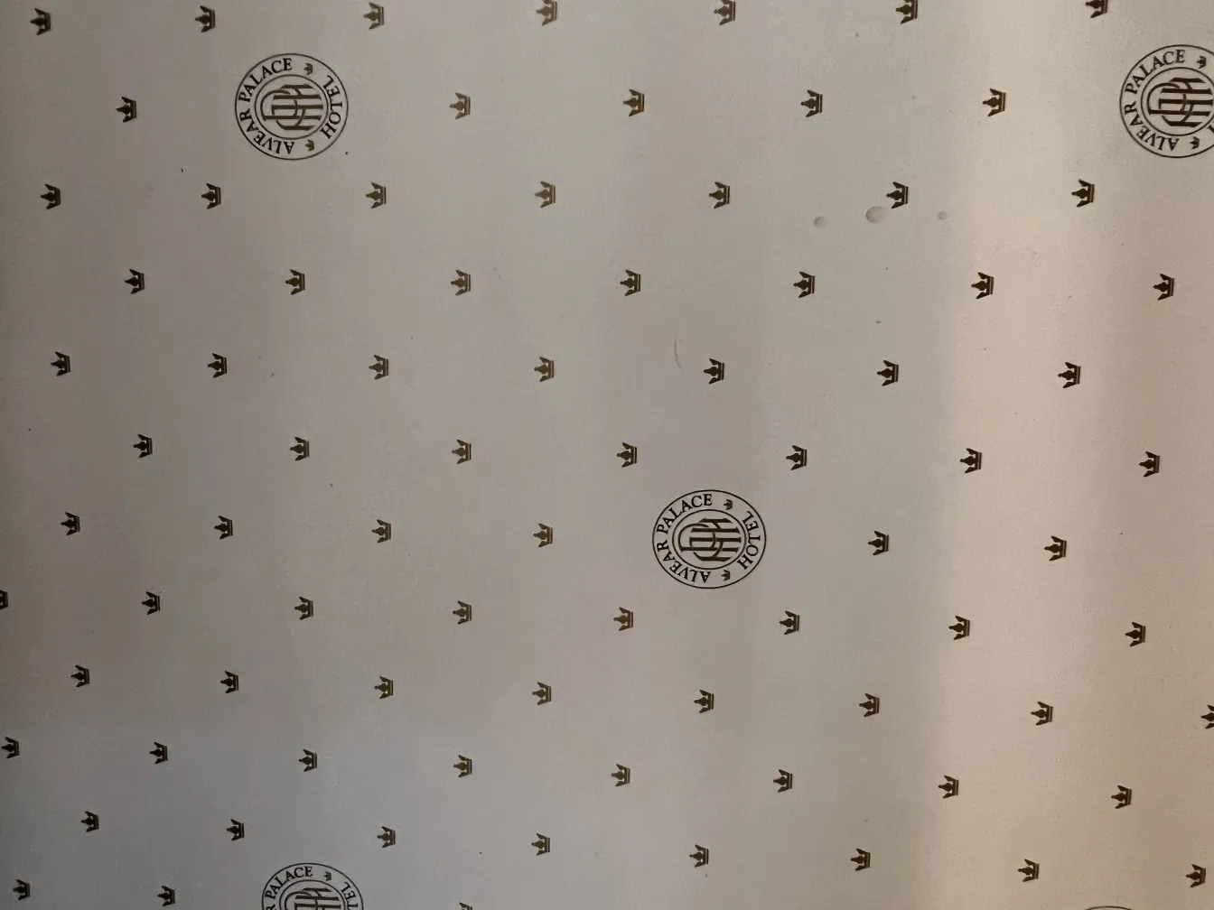 Escritorio antiguo en el Hotel Alvear Palace con fondo claro y diseño sutil.