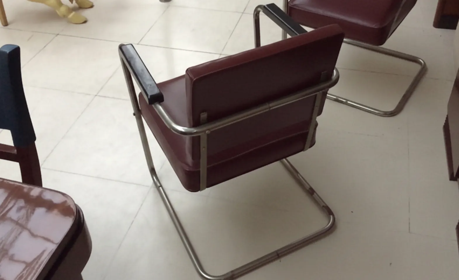 duas poltronas antigas prontas para serem restauradas em um ambiente claro