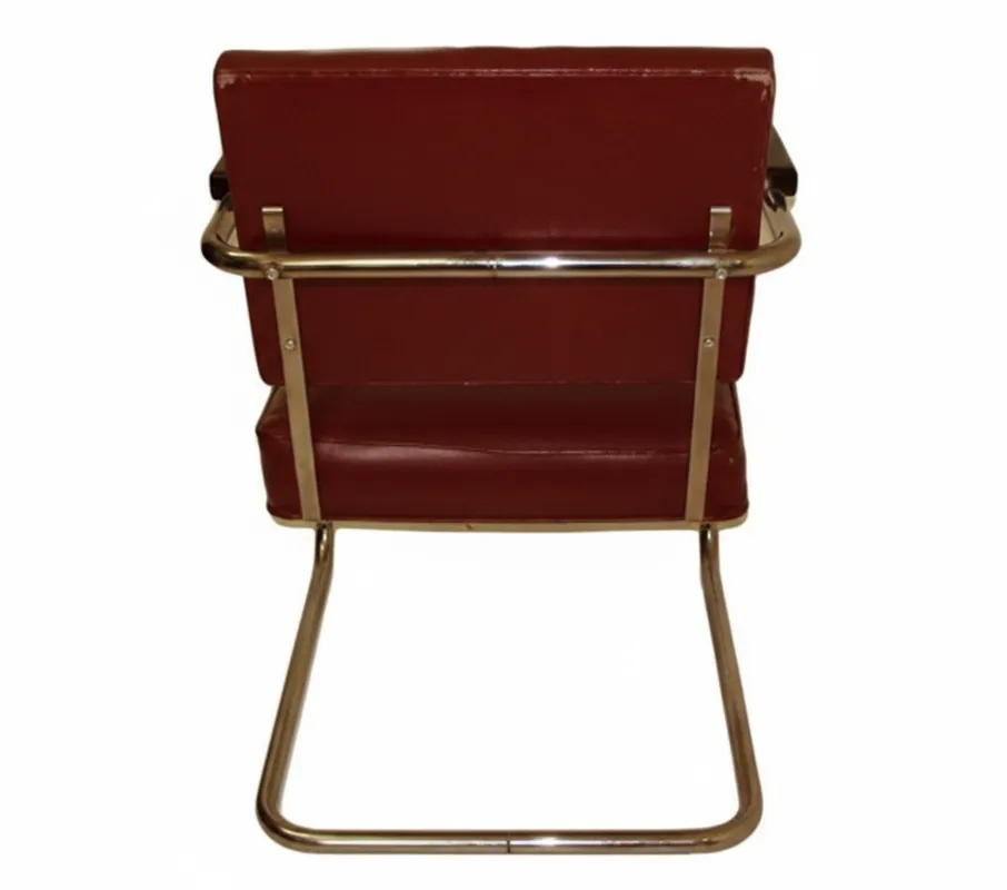 구조가 보이는 복원할 준비가 된 고대 안락의자 2개, 고대 환경에서.