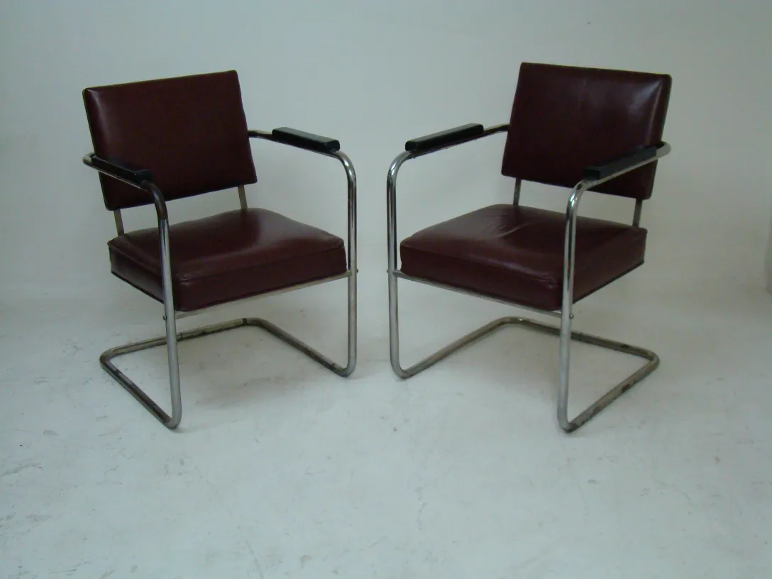 dos sillones antiguos para restaurar, con diseño clásico, en un ambiente neutral.