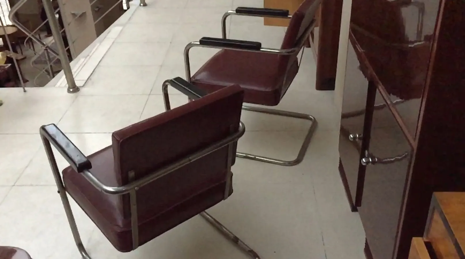 dos sillones anticuados en un ambiente moderno