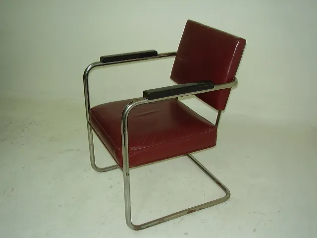 2 fauteuils anciens à restaurer, avec un revêtement rouge et des formes élégantes de Marcel Breuer.