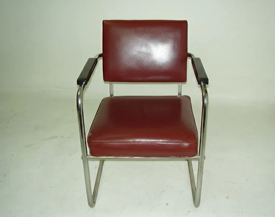 dos sillones antiguos que requieren restauración en buen estado