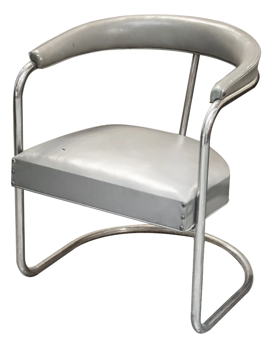 Dos sillones antiguos con diseño distintivo para restaurar, visible el ambiente cálido y acogedor.