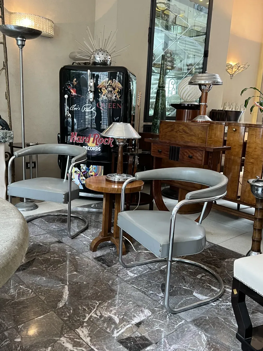 due antiche poltrone da restaurare, con un design elegante circondate da antiquariato