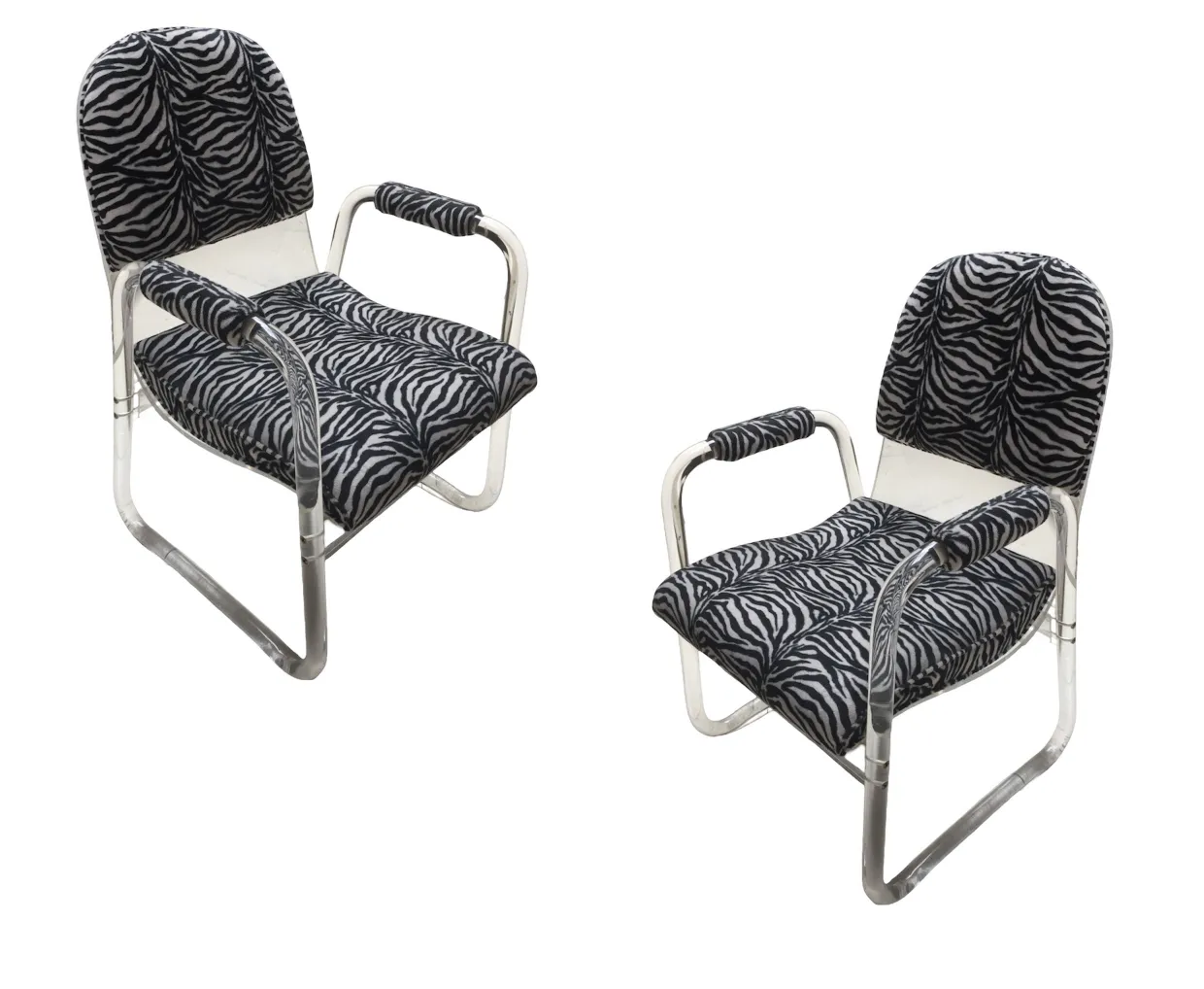 2 poltronas antigas apresentando um vibrante padrão de zebra em um ambiente estiloso