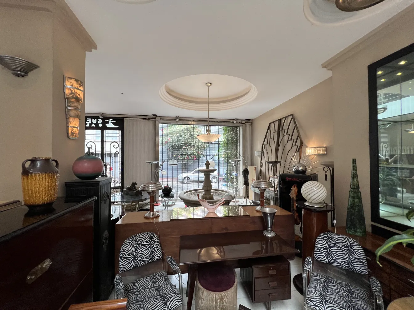 2 sillones antiguos en un ambiente con muebles de época