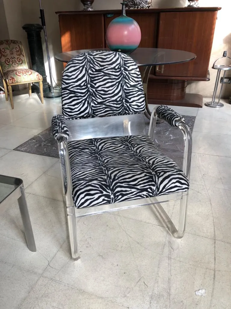 Antiguos sillones con patrón de cebra en un ambiente elegante