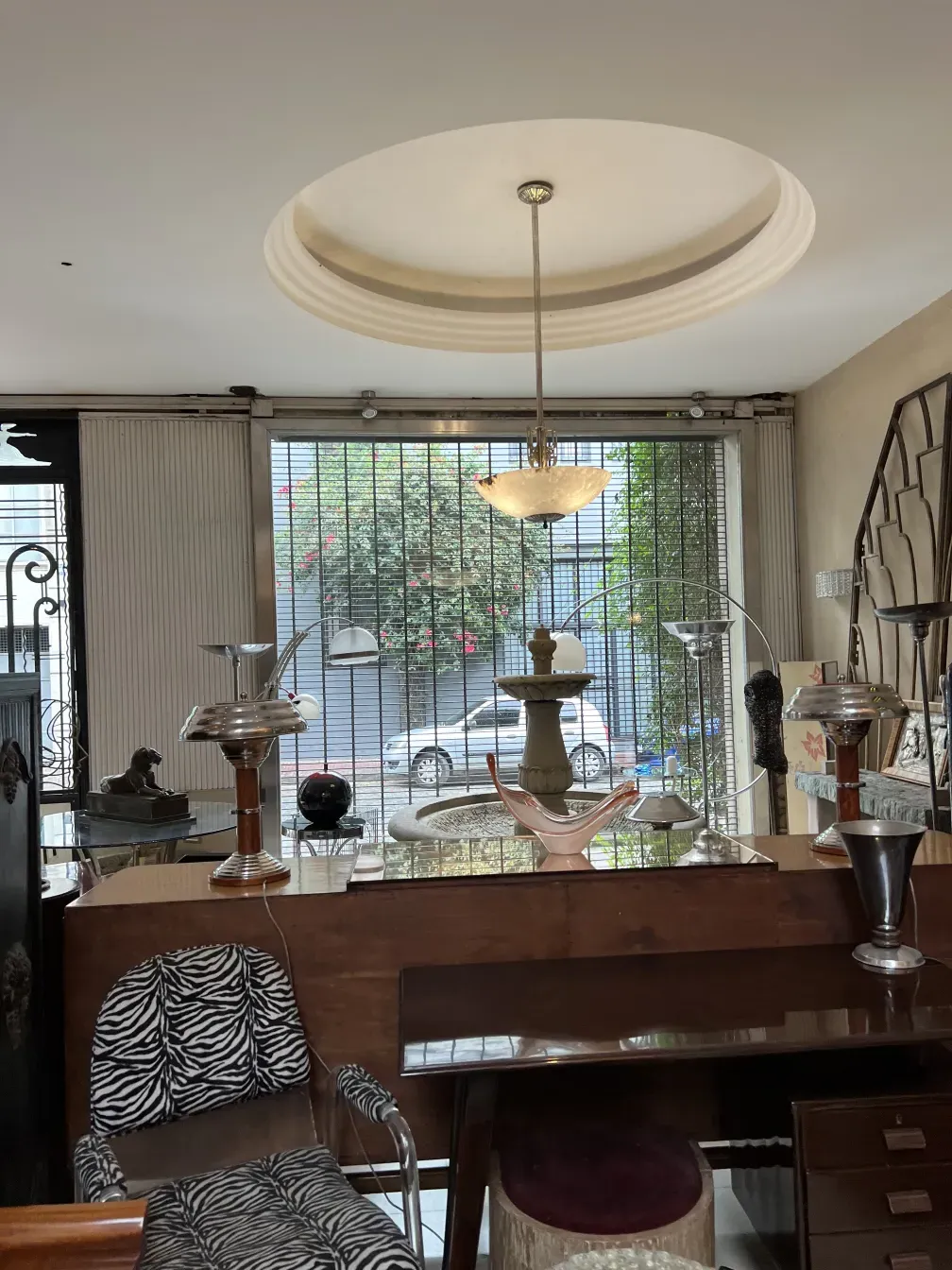 due poltrone antiche in un ambiente elegante con lampada e tavolo.