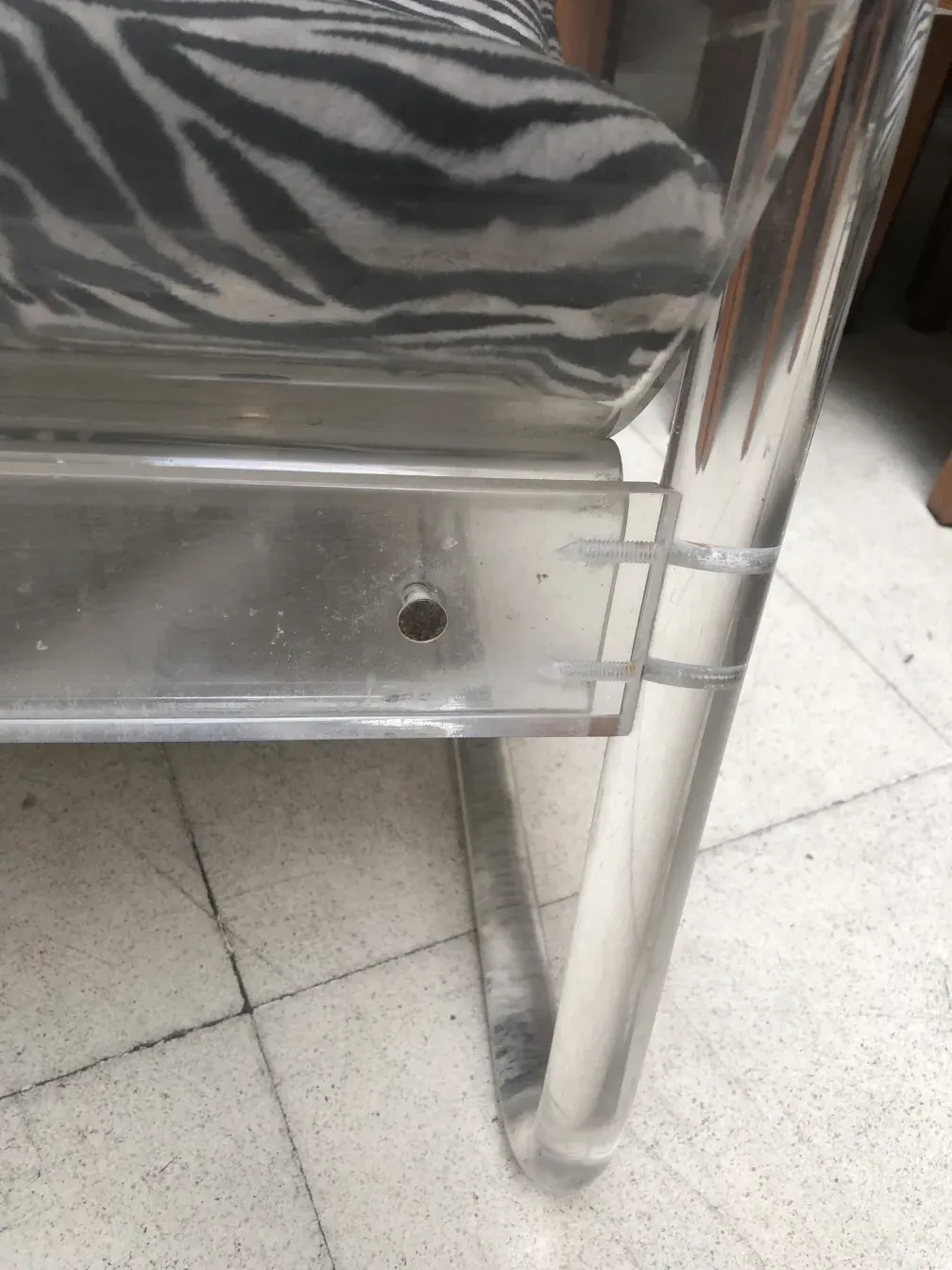 Une paire de fauteuils anciens art deco avec un design élégant.