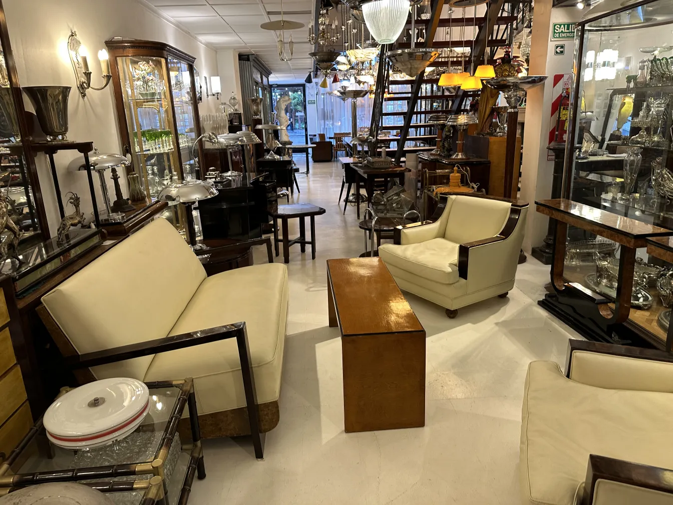 antiker Couchtisch mit elegantem Design in klassischer Umgebung