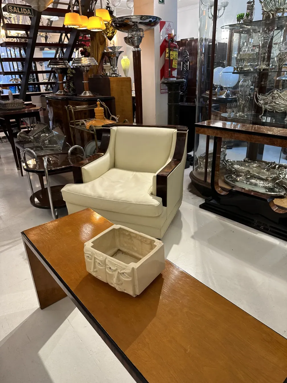 mesa ratona antigua en un entorno con otros muebles