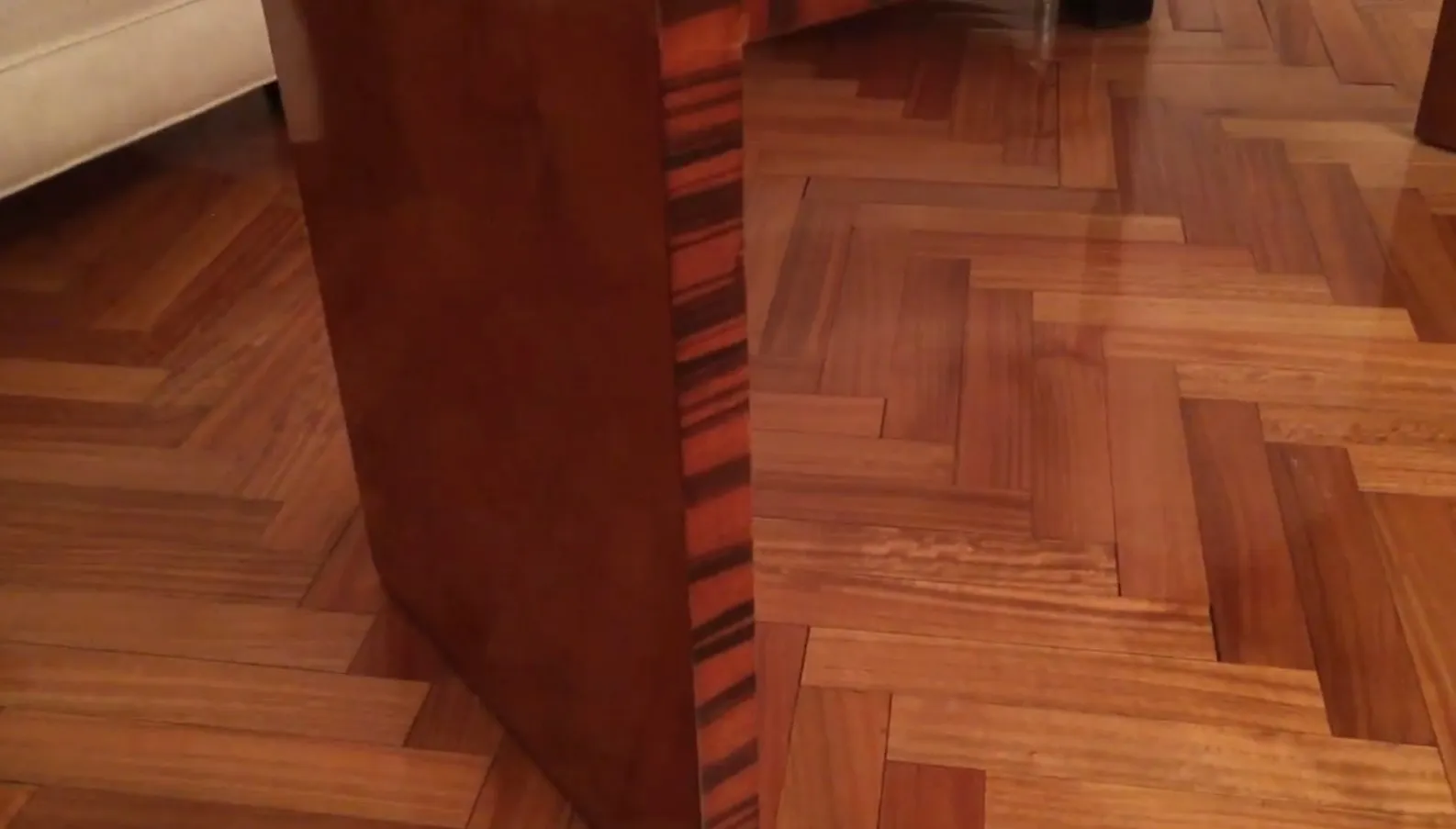 mesa ratona antigua con diseño elegante en un ambiente acogedor