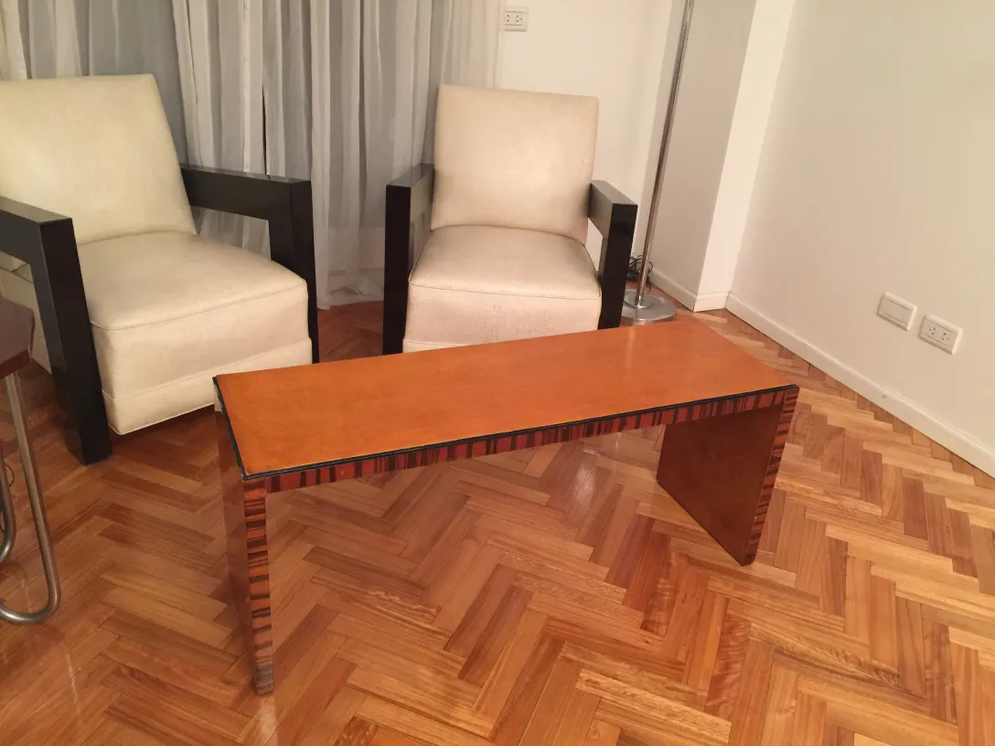 mesa de centro antiga com design elegante, na sala com cadeiras