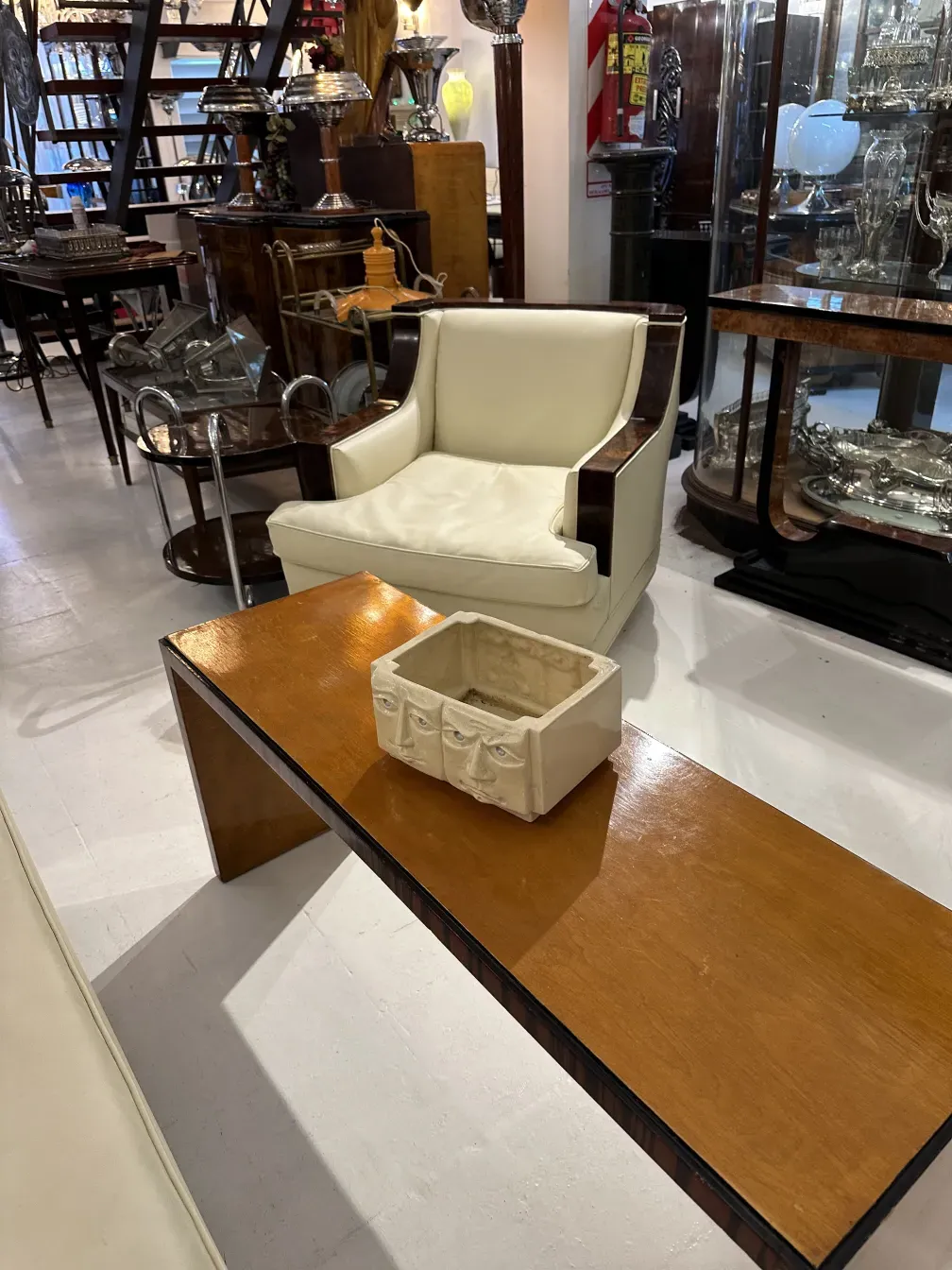 tavolino da caffè antico con design elegante, esposto in una stanza