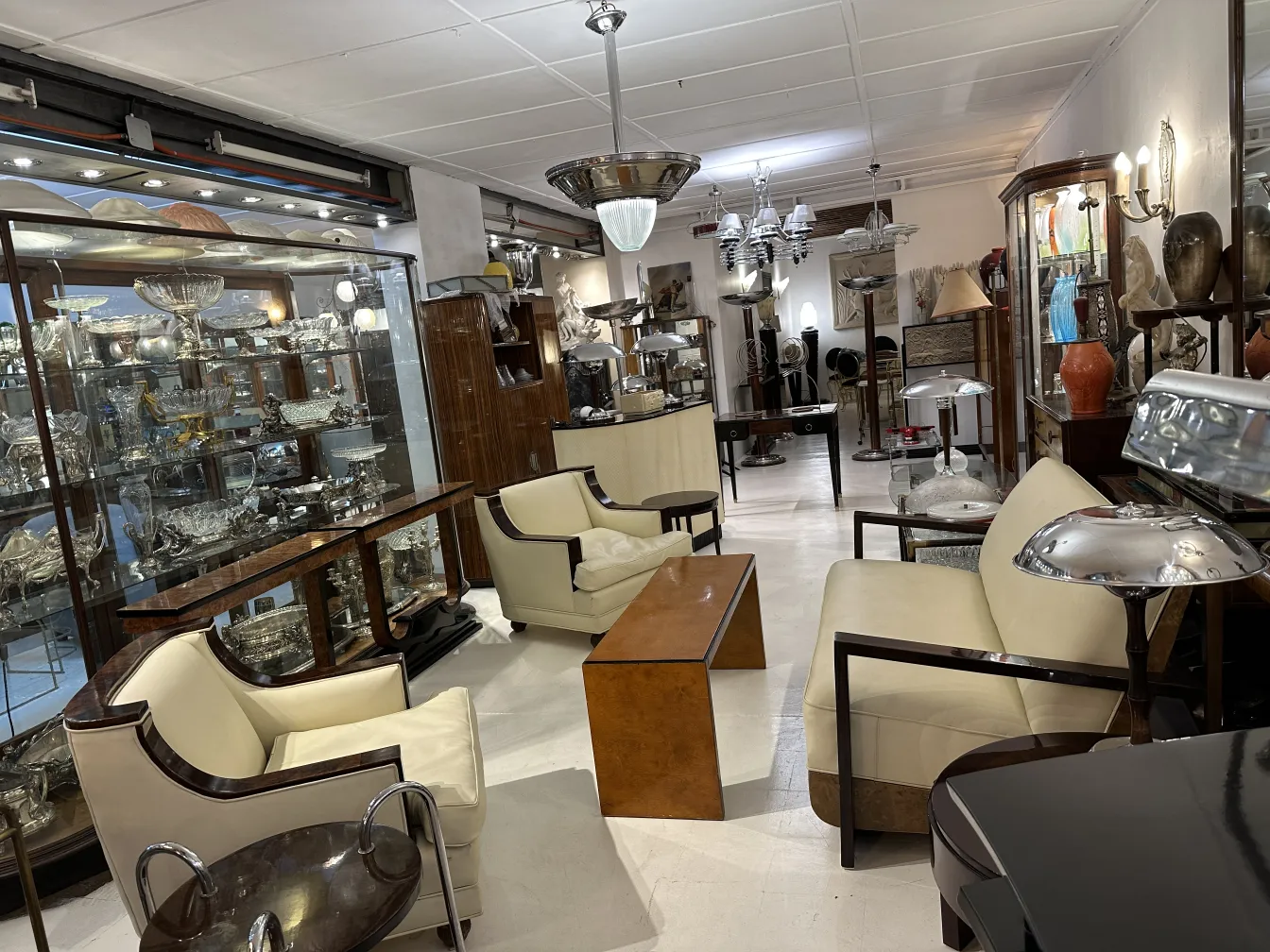 Tavolino da caffè antico elegante, con un design semplice in un ambiente moderno.