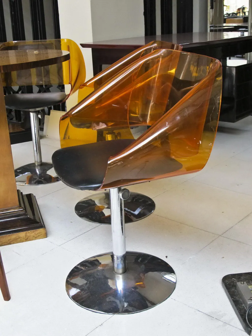 4 chaises anciennes couleur ambre dans un cadre moderne