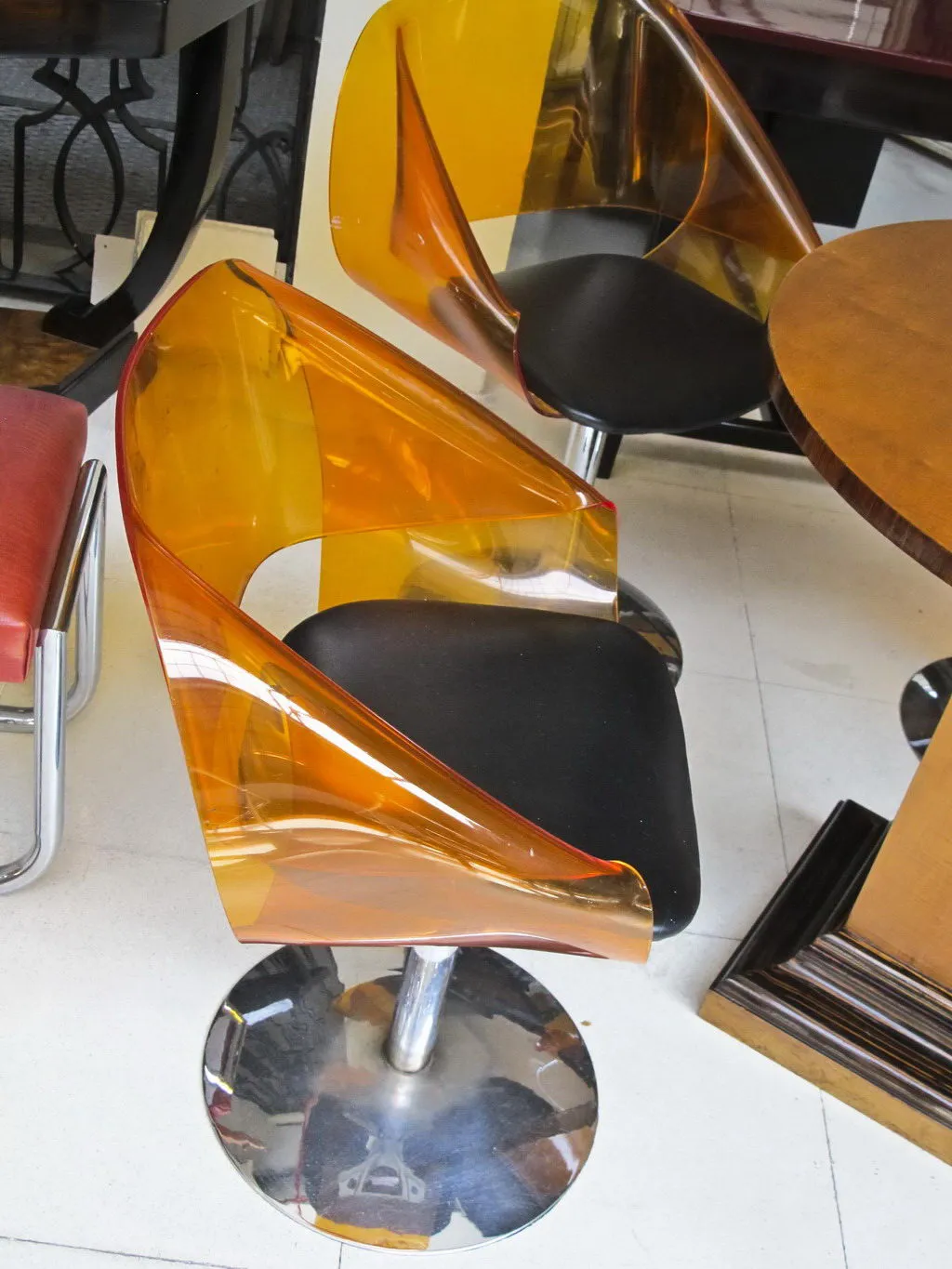 quatro cadeiras antigas com designs transparentes em um ambiente moderno