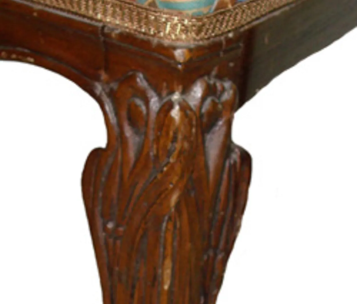 sedia antica con dettagli curvi, elegante e classica