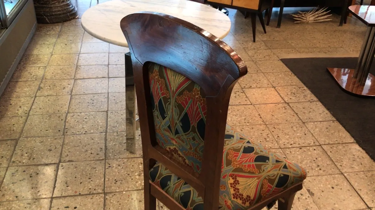 Chaise ancienne avec dossier courbé et tissu coloré