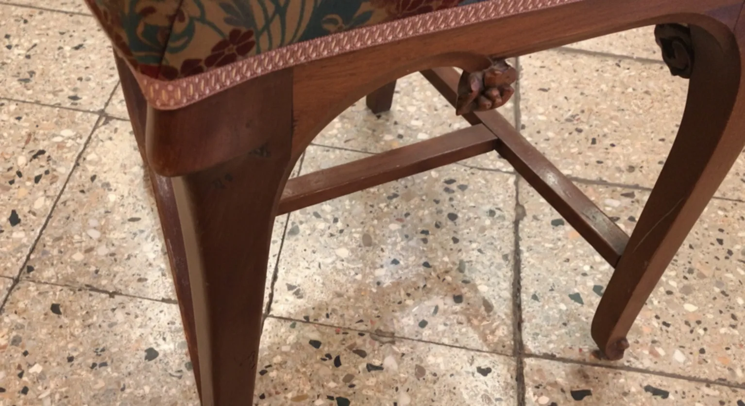 Antiker Stuhl mit buntem und elegantem Design, klassische Umgebung.