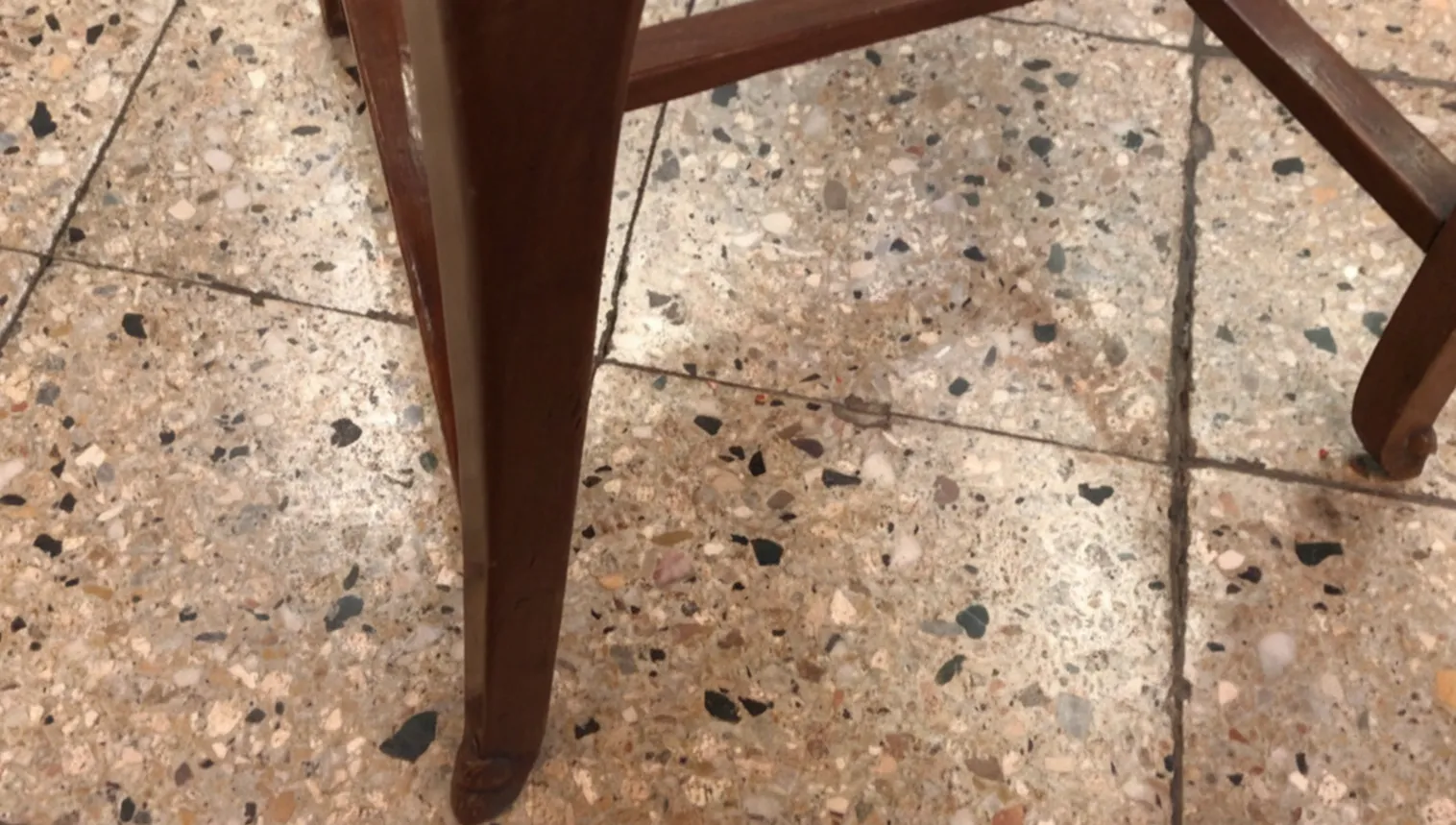 détail d'une chaise ancienne art nouveau avec des jambes fines dans un environnement neutre