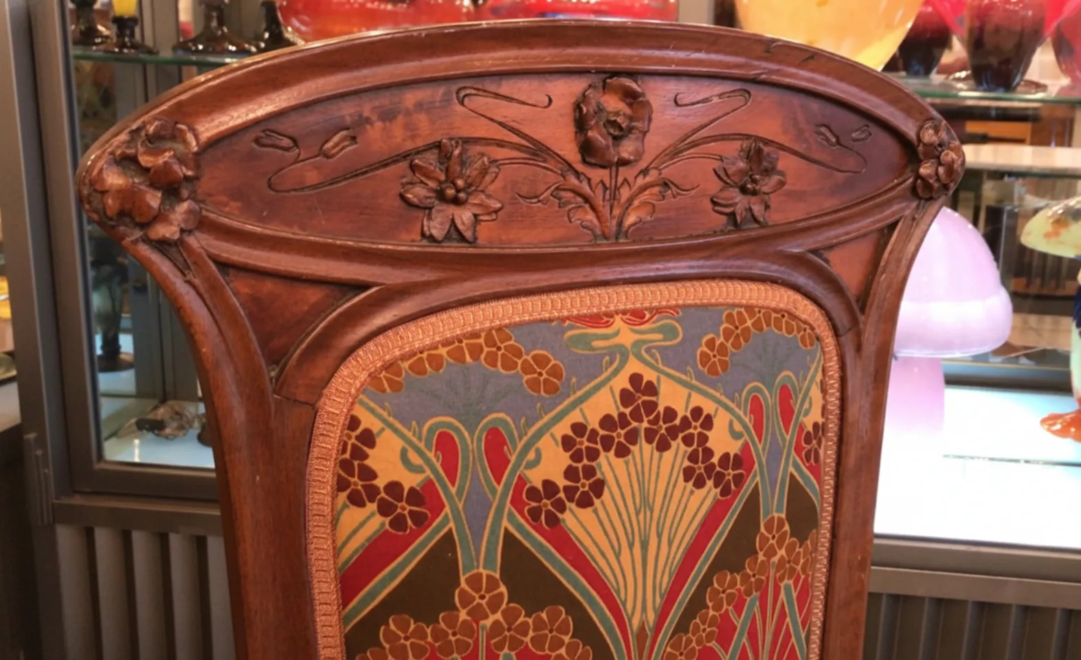 Silla antigua decorada con flores en el respaldo, colorido ambiente