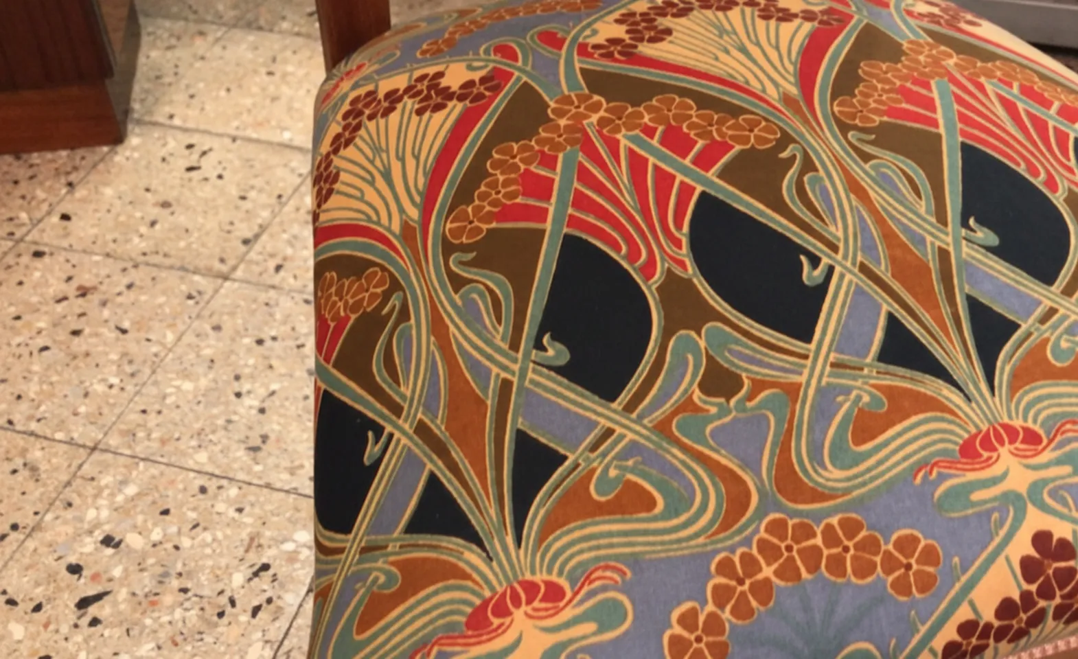 Antiker Stuhl mit wunderschönem Art Nouveau Design und lebendigen Farben.