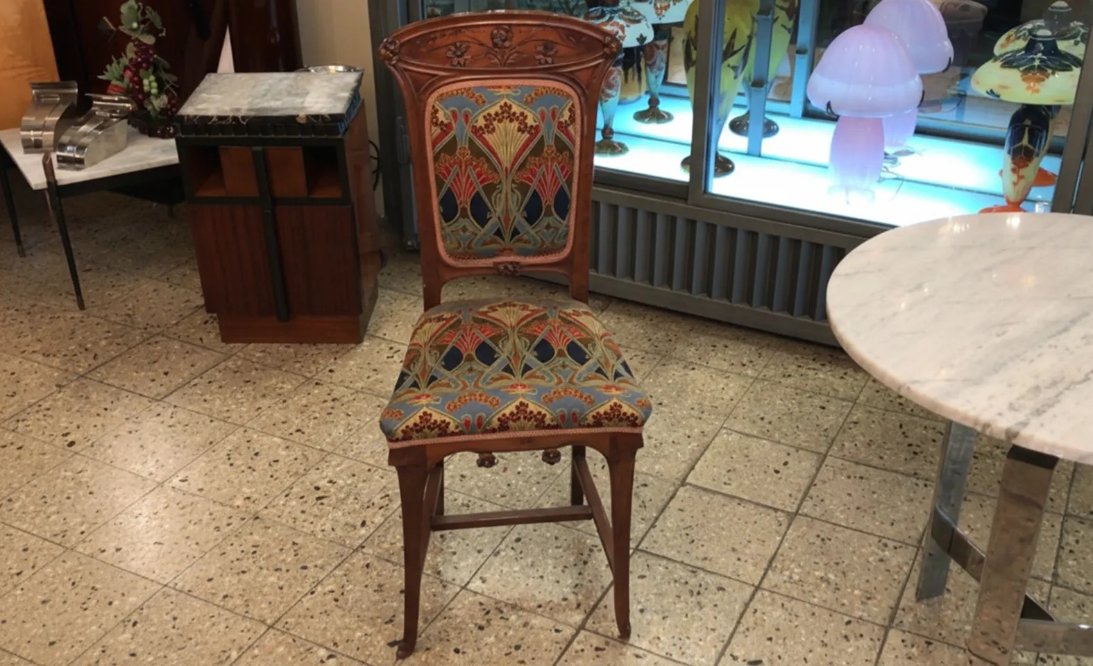 Sedia antica Art Nouveau con design elaborato e colorato
