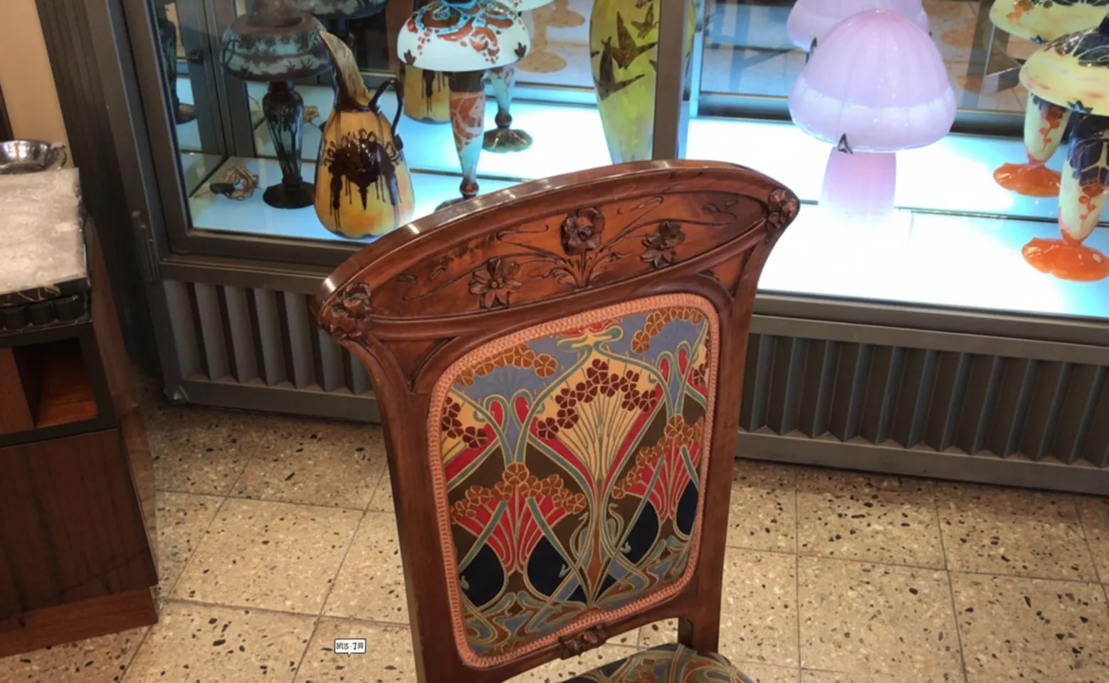 Silla antigua con diseño art nouveau, decorada con colores vivos