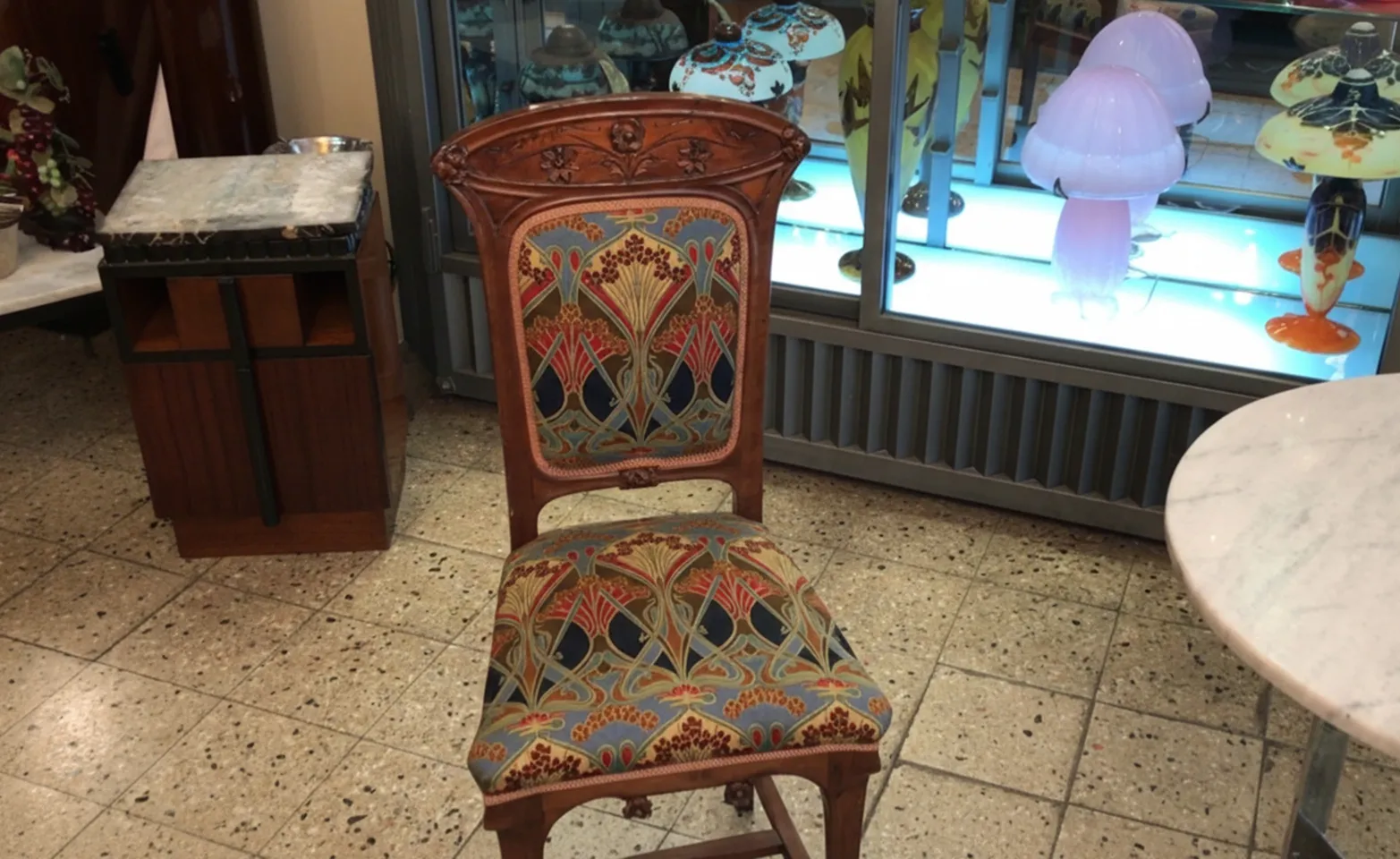 chaise ancienne avec design coloré, fond de vitrine