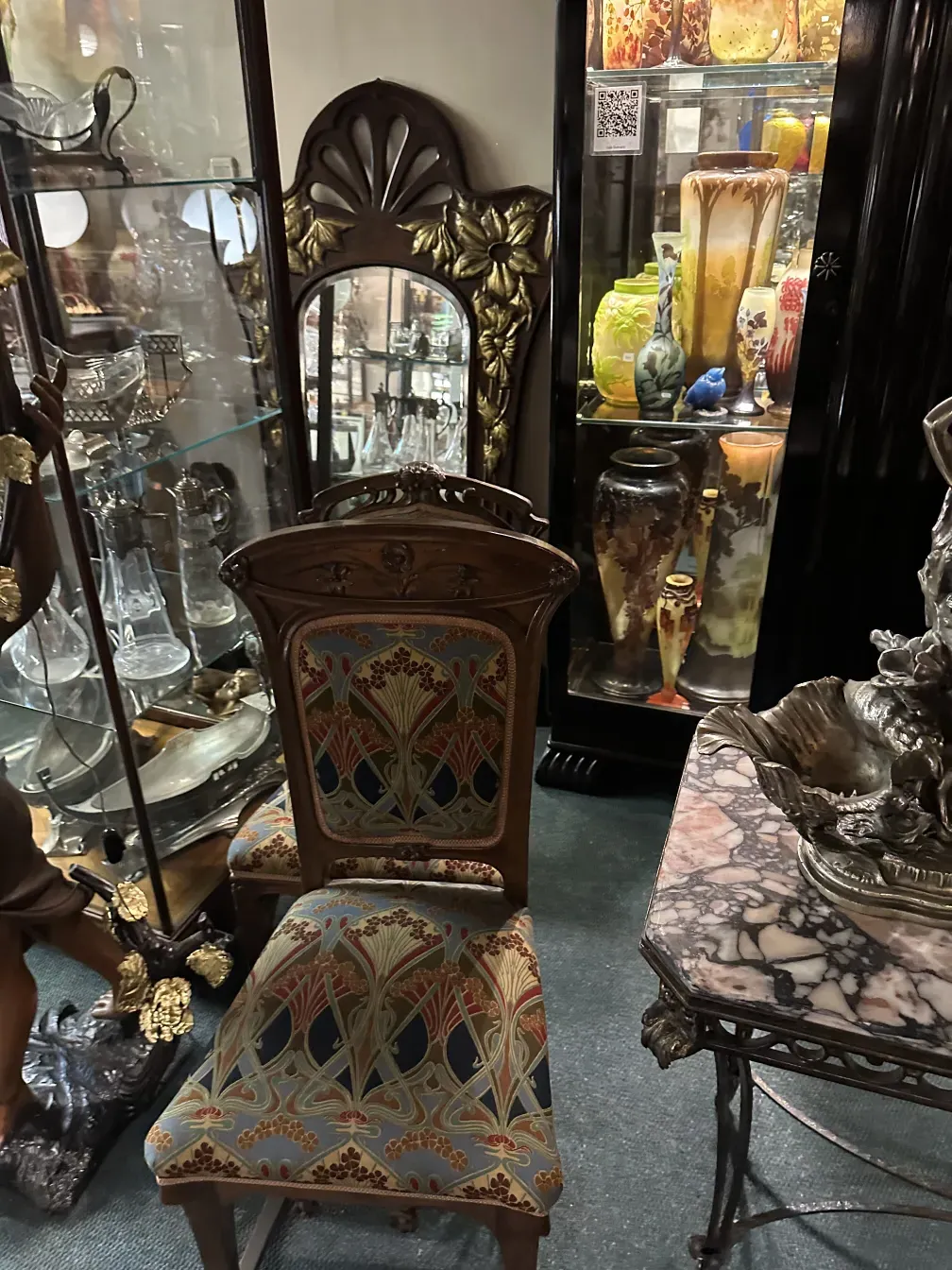 chaise ancienne de style Art Nouveau avec des détails colorés dans un environnement décoratif