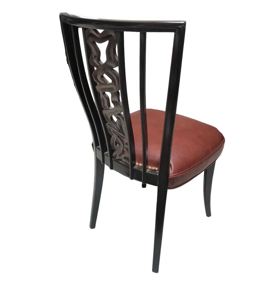 2 sedie antiche con schienale decorativo in un ambiente neutro