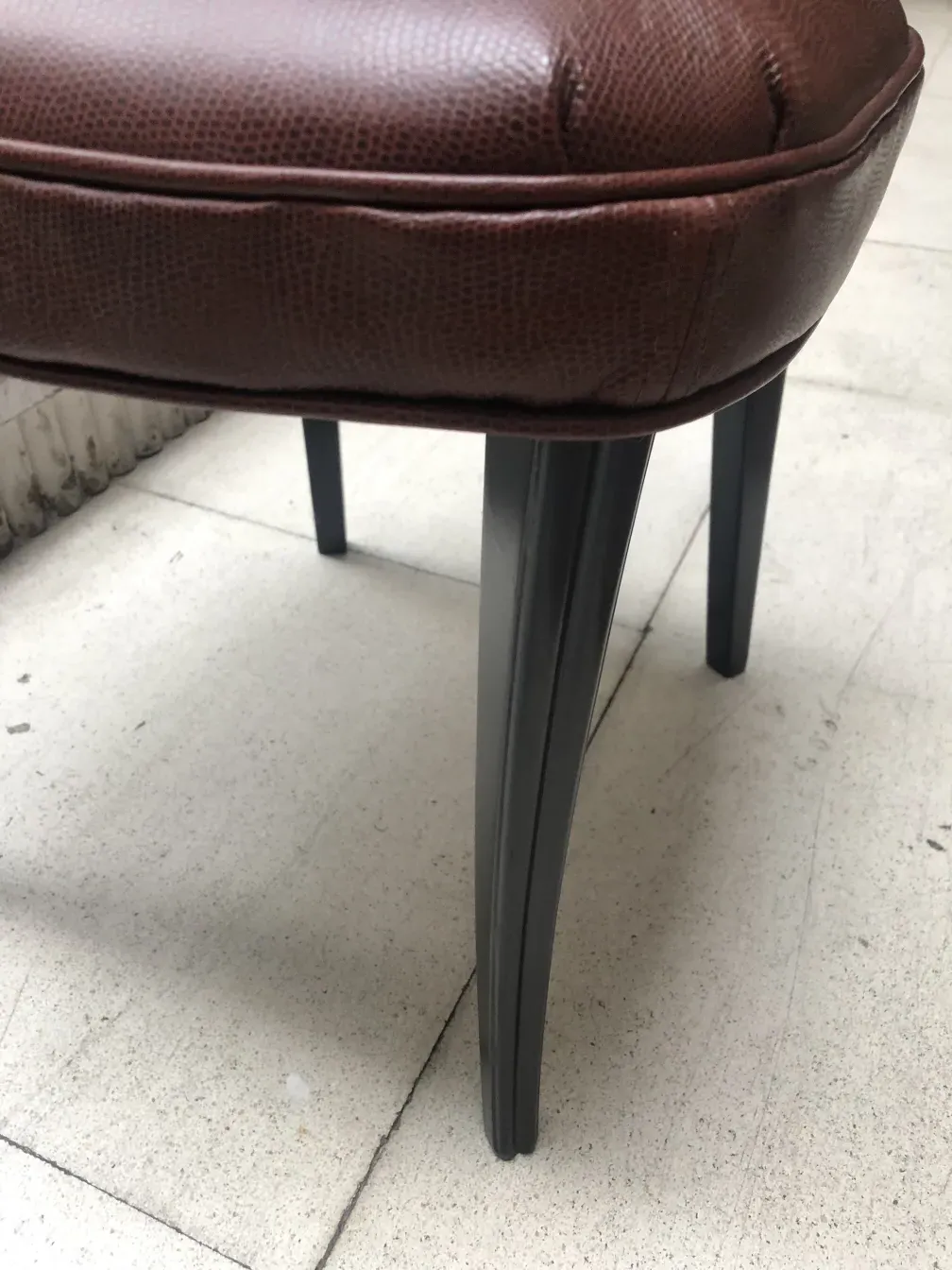 deux chaises anciennes avec un design classique, englander bonta