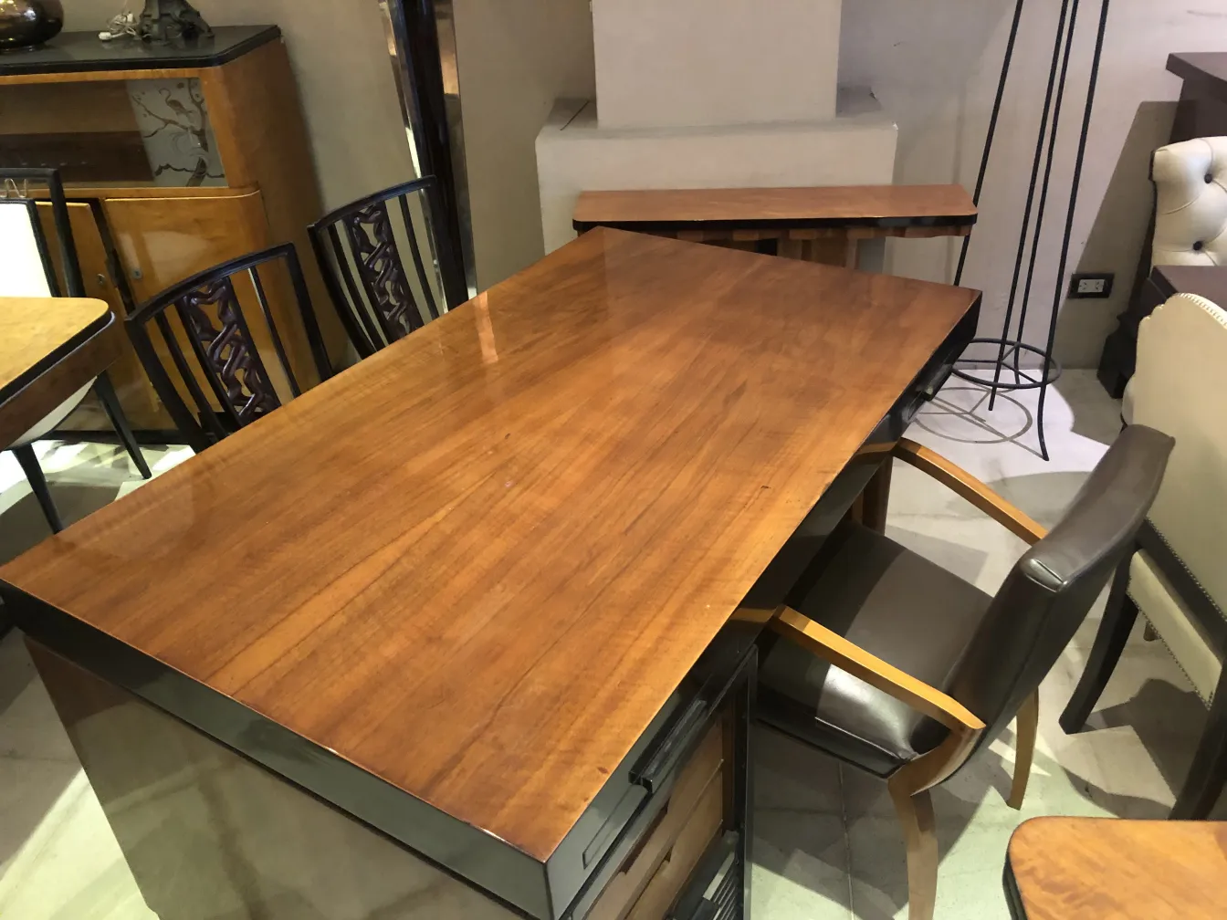 deux chaises antiques au design élégant dans une salle à manger