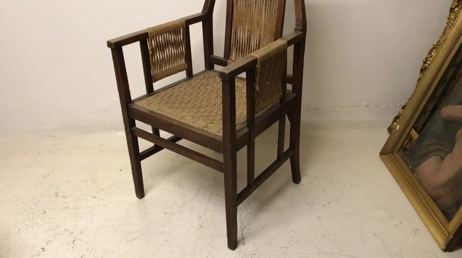 Sillón de escritorio antiguo con brazos de diseño simple