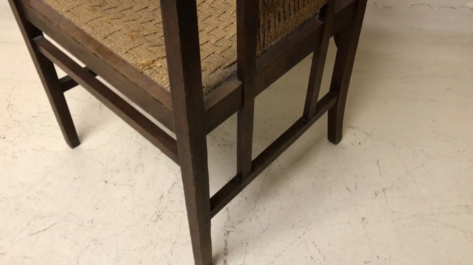 Fauteuil de bureau ancien avec design classique, atmosphère chaleureuse.