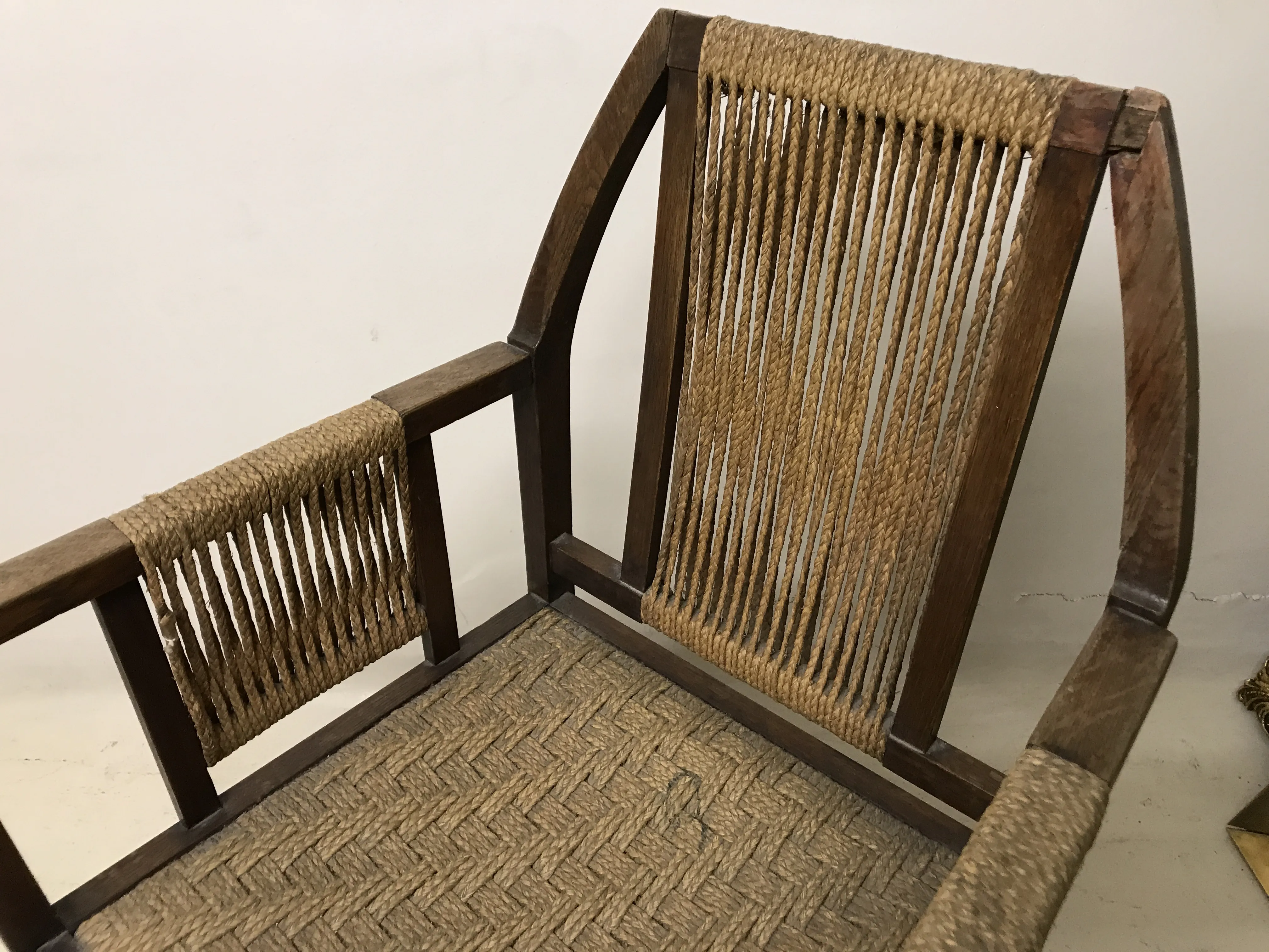 Cadeira de escritório antiga de Edward Wormley com design elegante, sem materiais visíveis em um ambiente clássico.