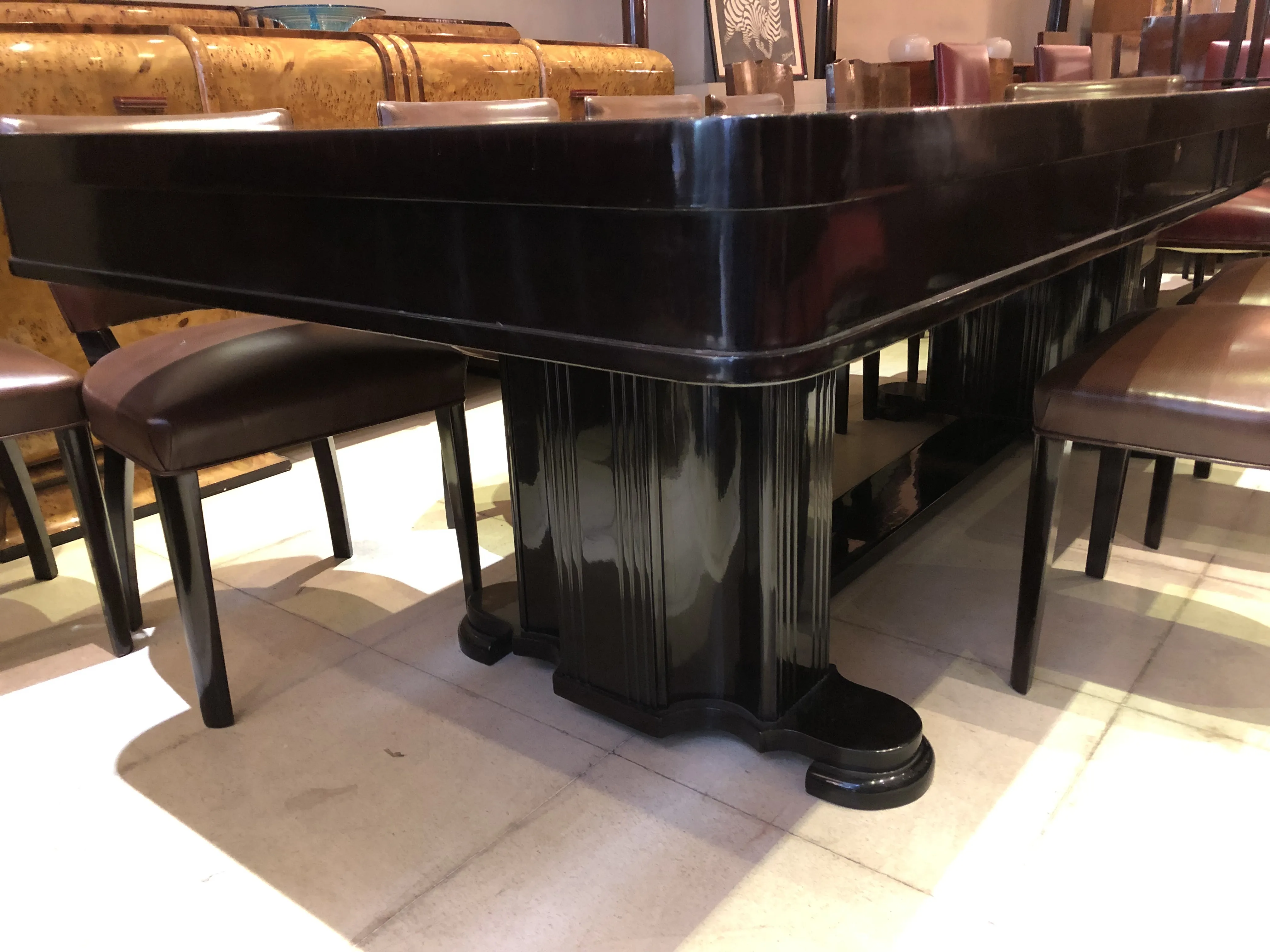 Antiker Art Deco Esstisch für 10 Personen, umgeben von eleganten Stühlen.