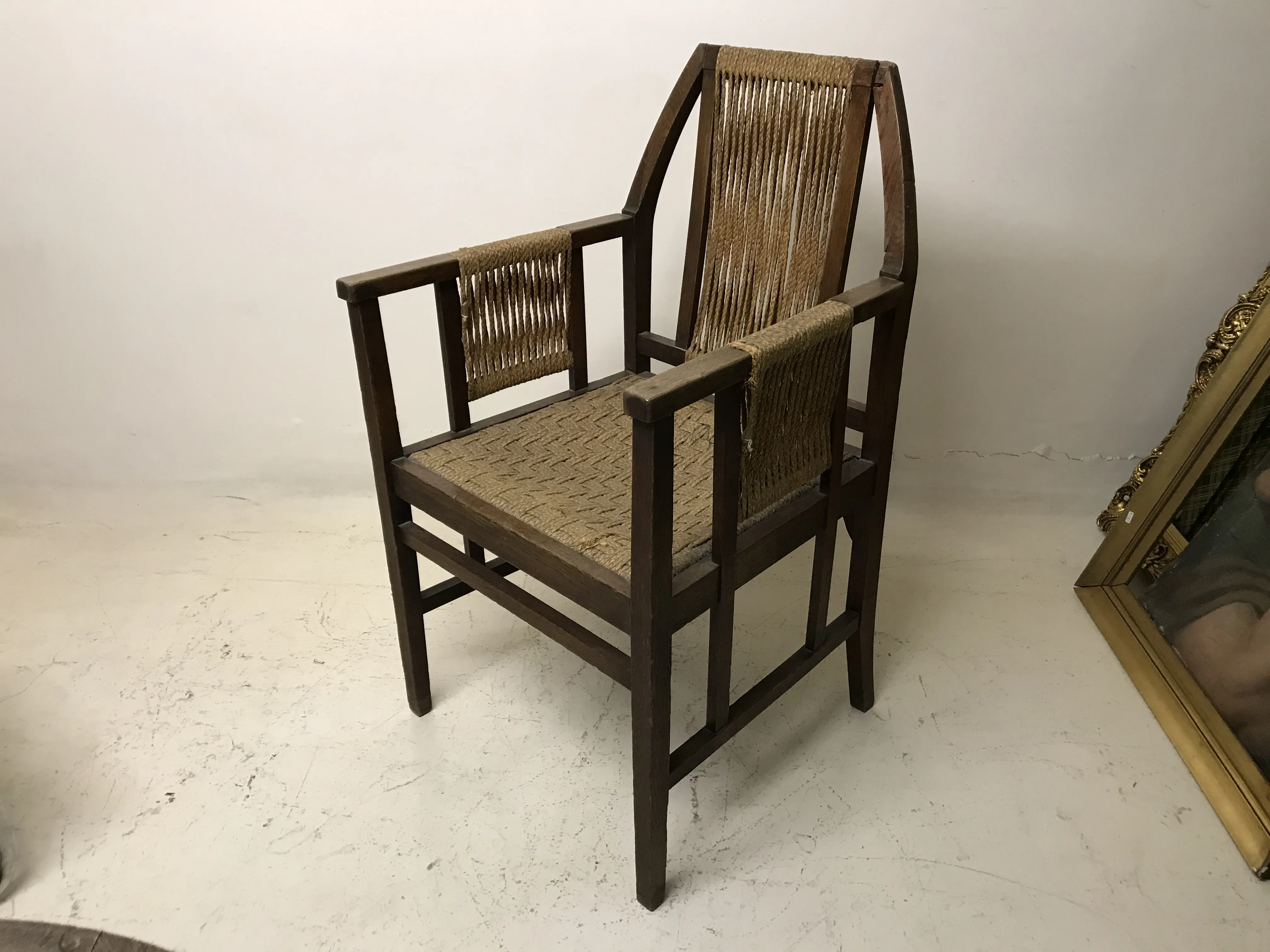 Fauteuil de bureau antique conçu par Edward Wormley. Couleur brune. Chaises de bureau en arrière-plan.