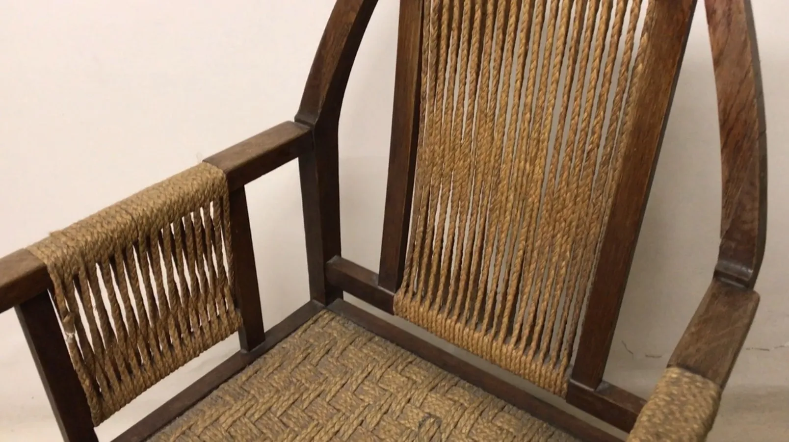 antiker Bürosessel mit klassischem Design und einzigartigen Details