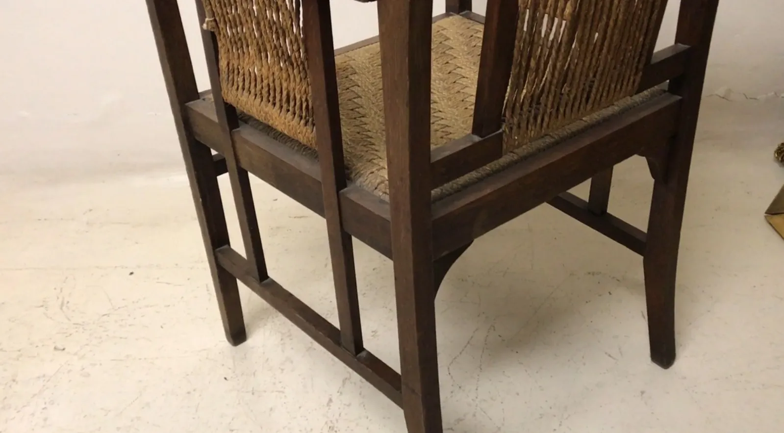 Fauteuil de bureau ancien avec dossier, fond neutre