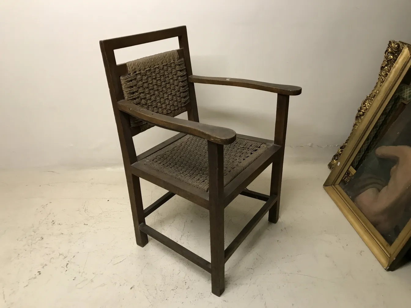 fauteuil ancien avec dossier haut et coussin