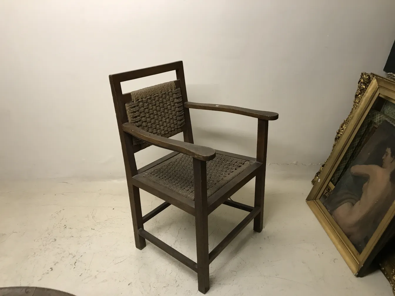 Fauteuil ancien au design simple avec accoudoirs, fond blanc