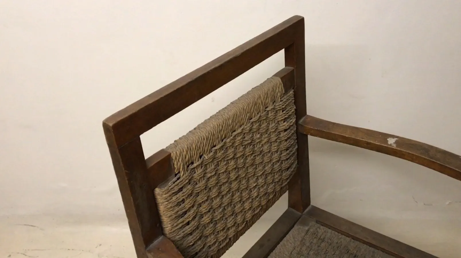 fauteuil antique avec design unique et détails tressés