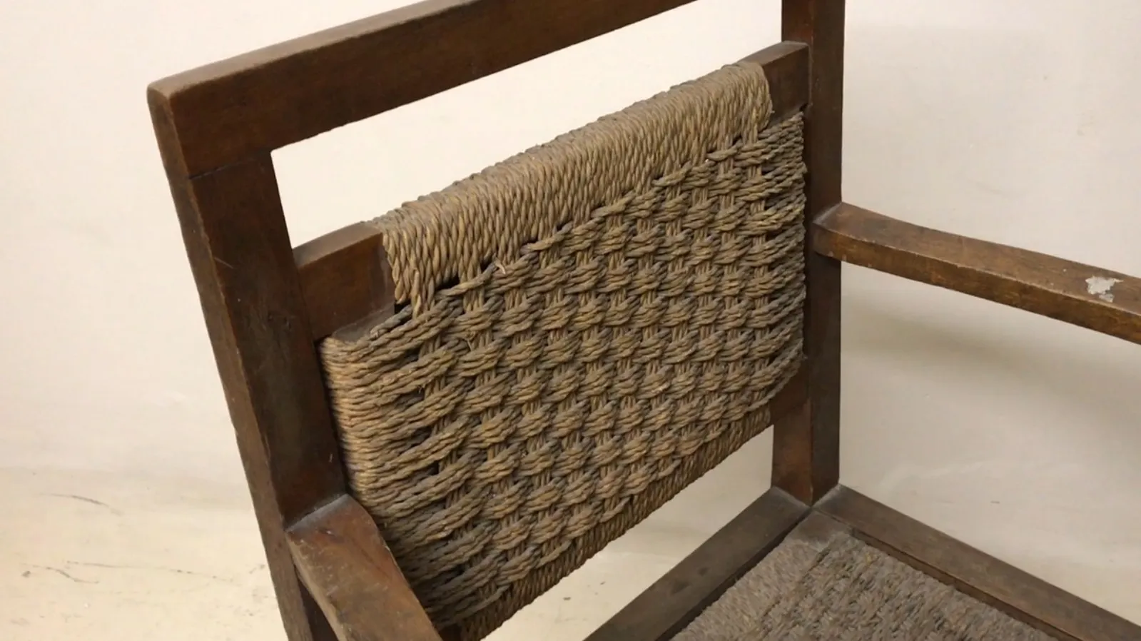 Sillón antiguo de diseño Art Nouveau con textura tejida.