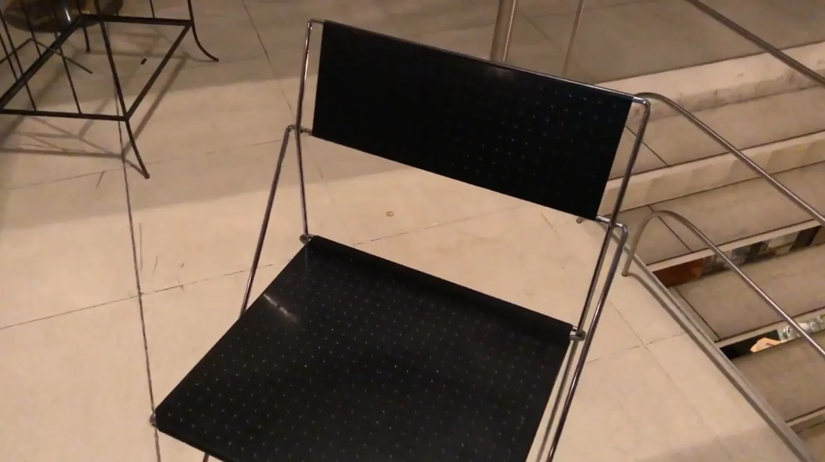 Due sedie antiche in un ambiente minimalista e moderno